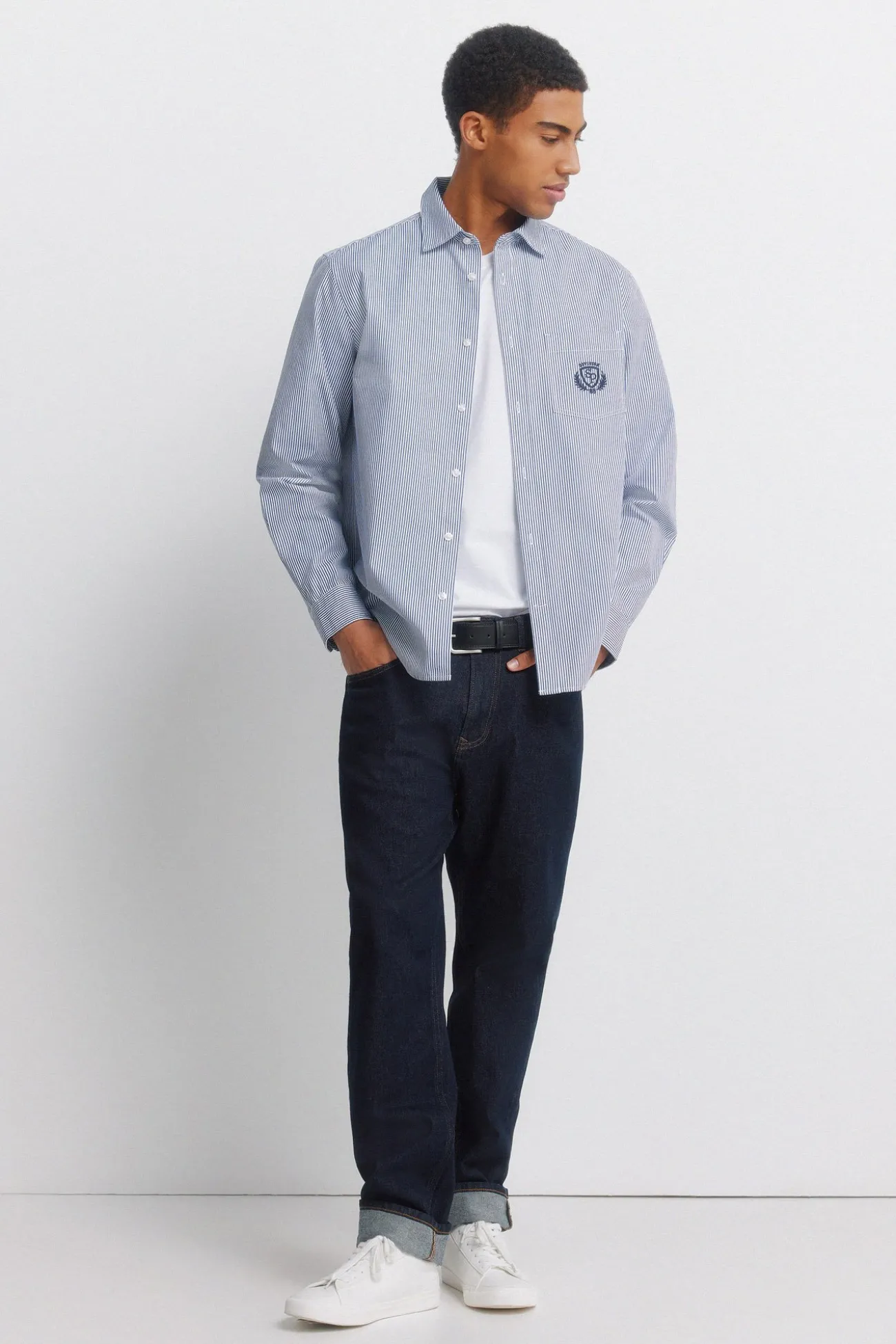 Chemise à rayures brodée sur la poche