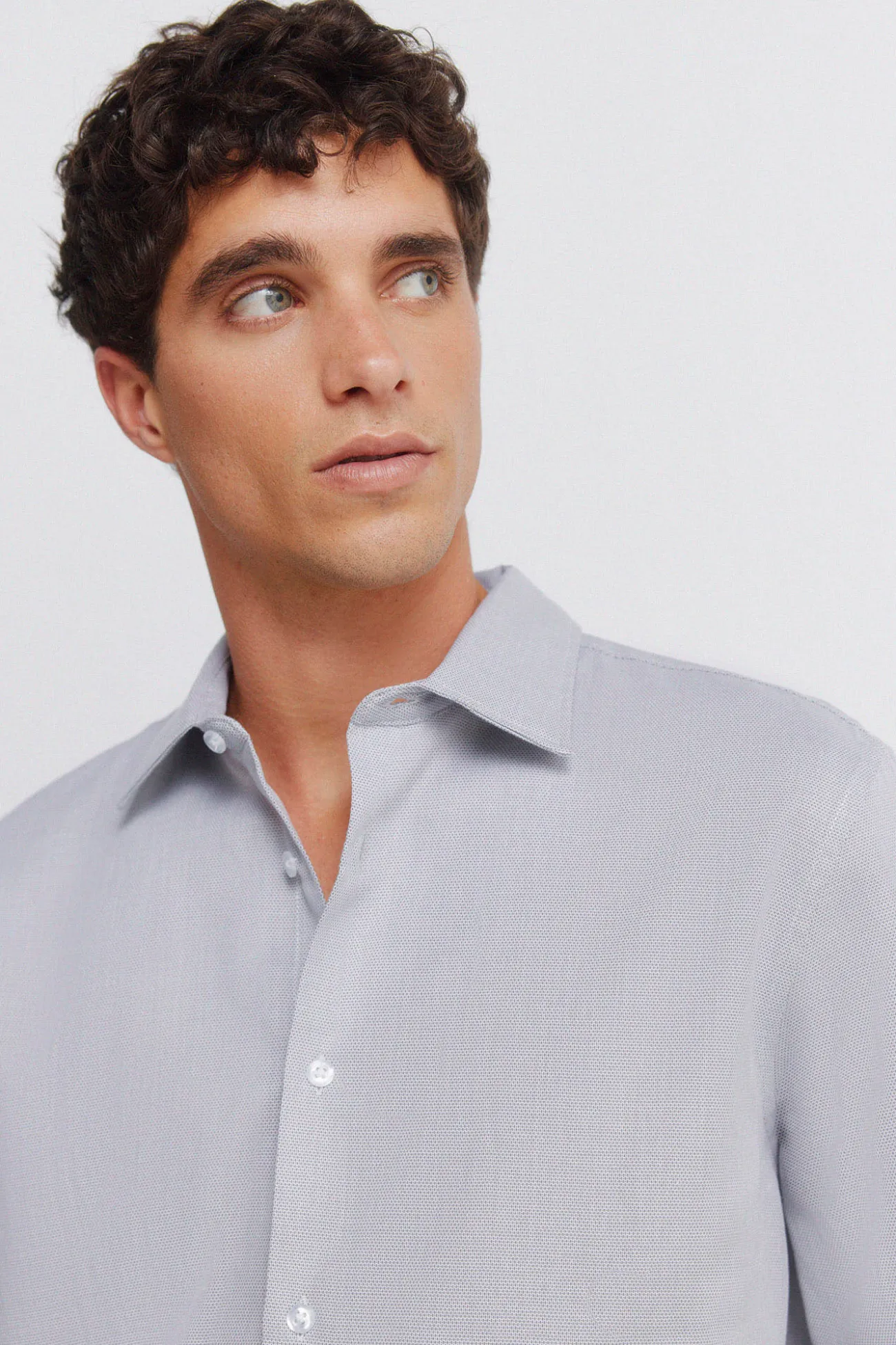 Chemise habillée à la structure facile d'entretien