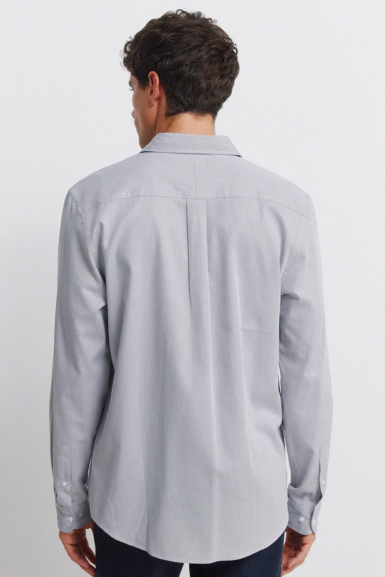 Chemise habillée à la structure facile d'entretien