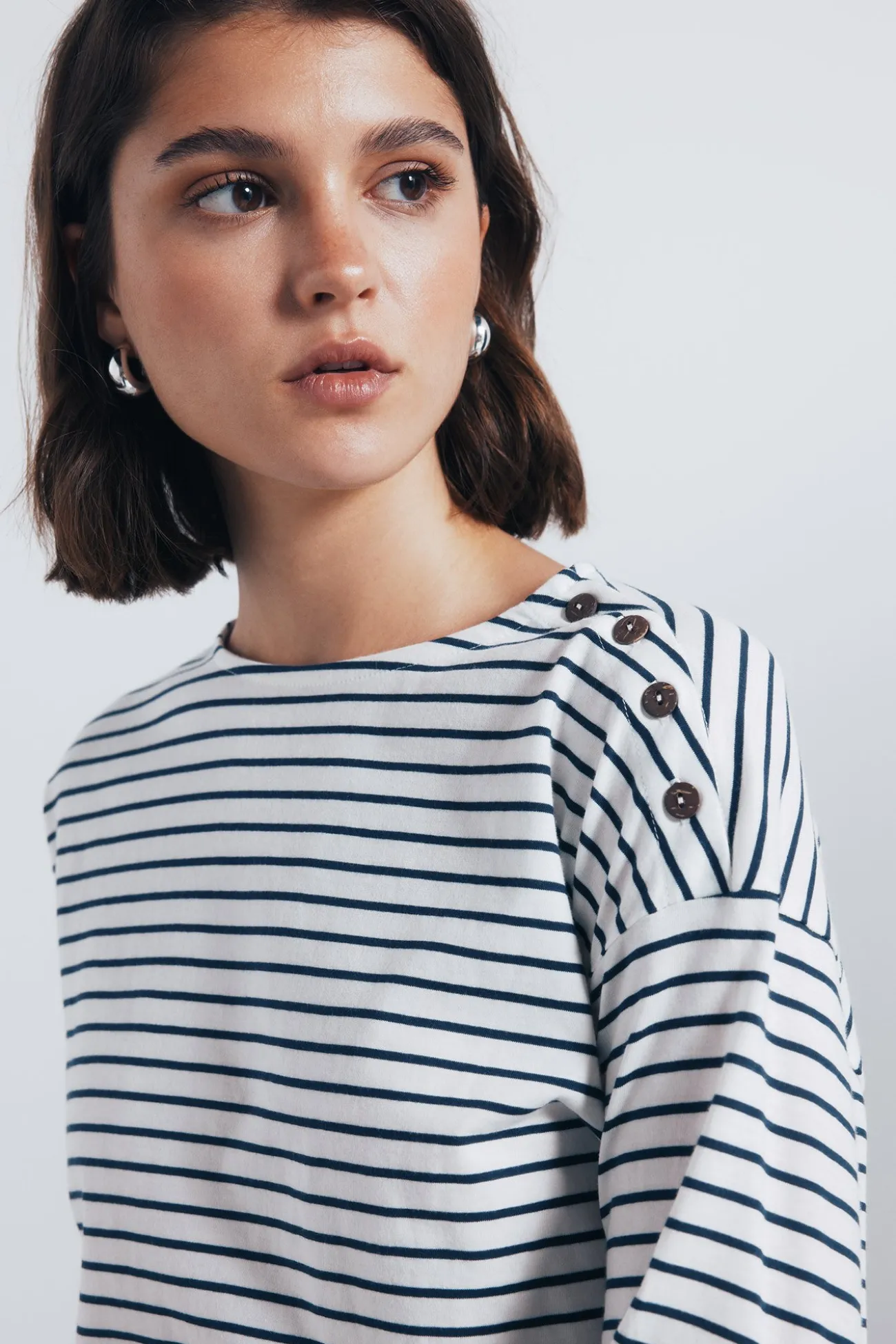 Chemise rayures à boutons sur les épaules