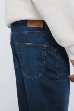 Jeans coupe r&eacute;guli&egrave;re d&eacute;lav&eacute; fonc&eacute;