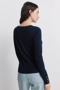 Pull fin boutons poignets