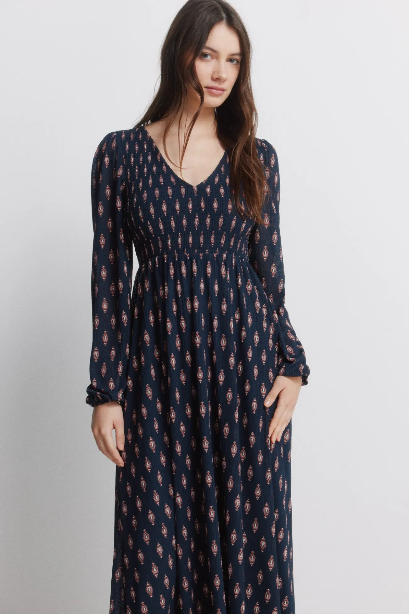 Robe à décolleté volanté