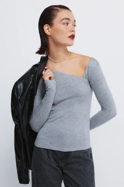 T-shirt &agrave; d&eacute;collet&eacute; asym&eacute;trique